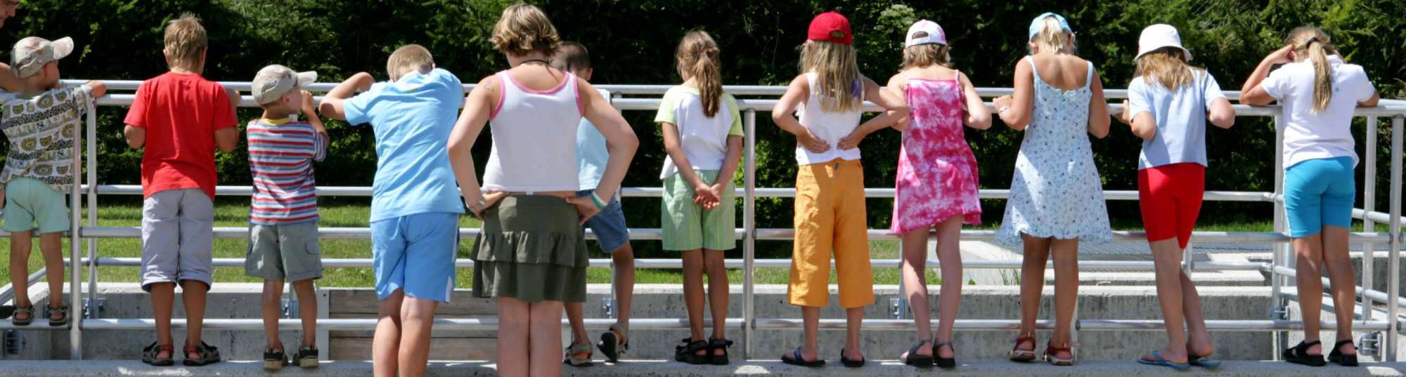 Kinder beim Blick in den Zulauf der Kläranlage - Foto: Land OÖ