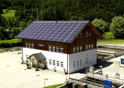 Photovoltaikanlage auf dem Dach des Betriebsgebäudes